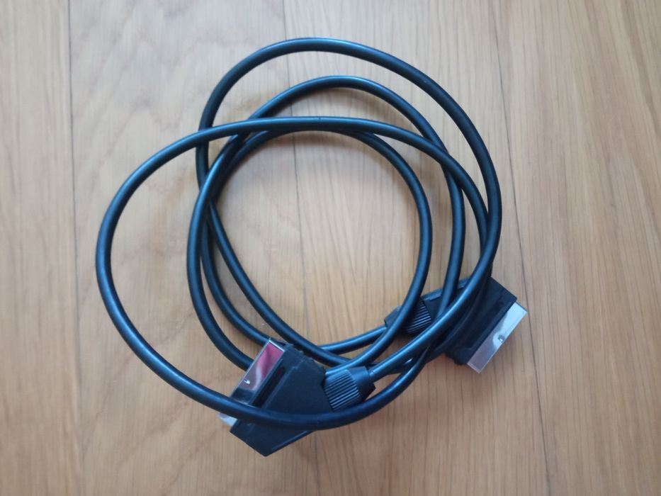 Vários cabos. HDMI,Ethernet,Antena, Alimentação,etc