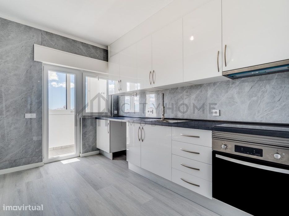 Apartamento T2 Renovado com Garagem em Box em Quarteira — Quarteira, Faro