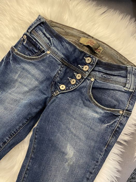 Spodnie jeans, niski stan, guziki.