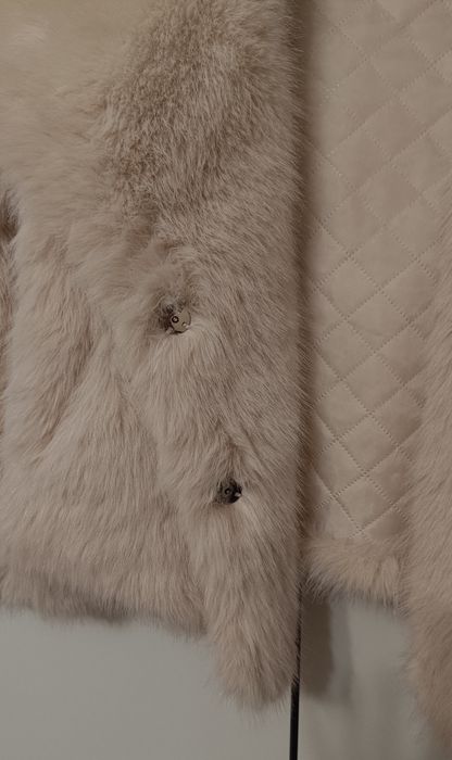 Жіноча шуба кремового кольору