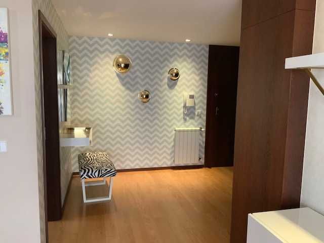 Apartamento T3 mobililado com garagem fechada para 2 viaturas.