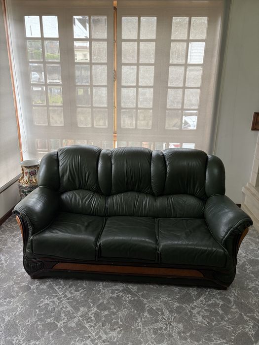 Conjunto Sofá-Cama 3 Lugares + 2 Cadeirões - Pele Genuína e Madeira