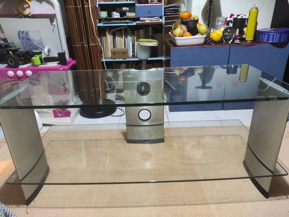 Mesa de vidro e alumínio