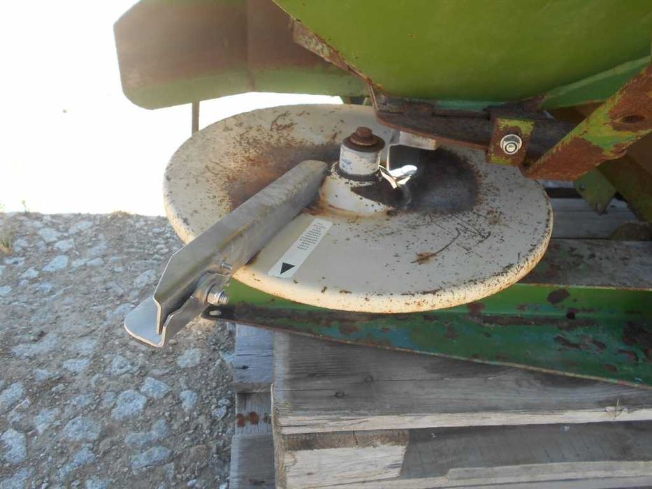 Espalhador de adubo Amazone de 2.000L