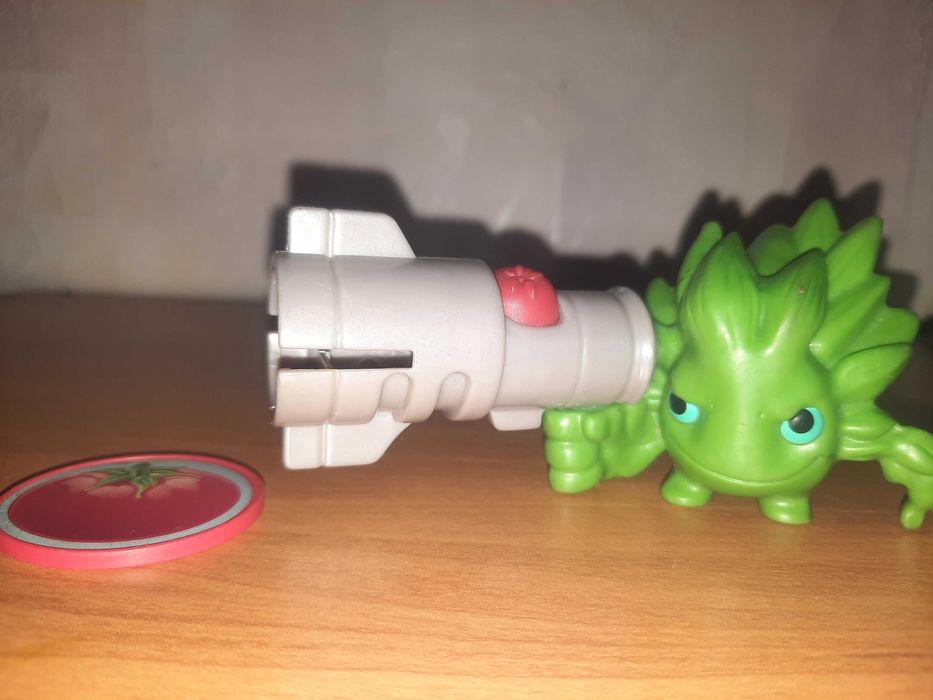 Очень много игрушек с макдонадс