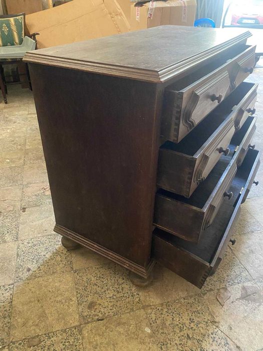 Cômoda de quarto com gavetas