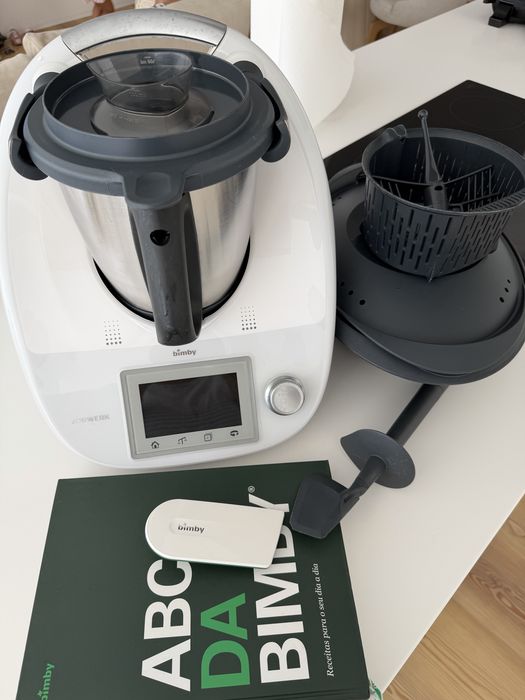 Bimby TM5 + Cook-Key + Varoma + mala de transporte + Livro ABC