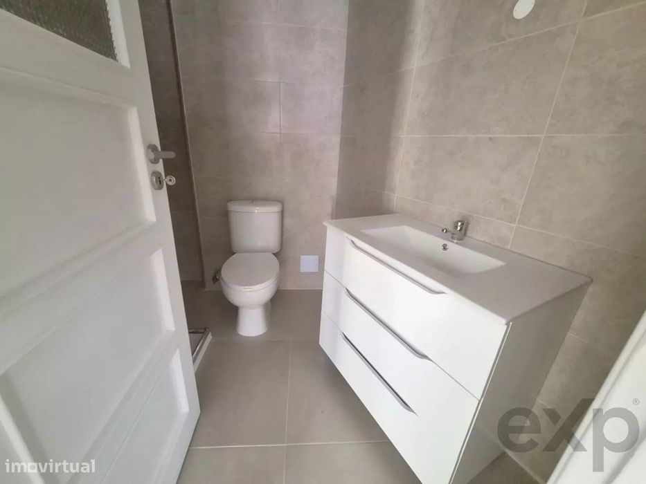 Apartamento T5 com elevador e varanda em Entrecampos