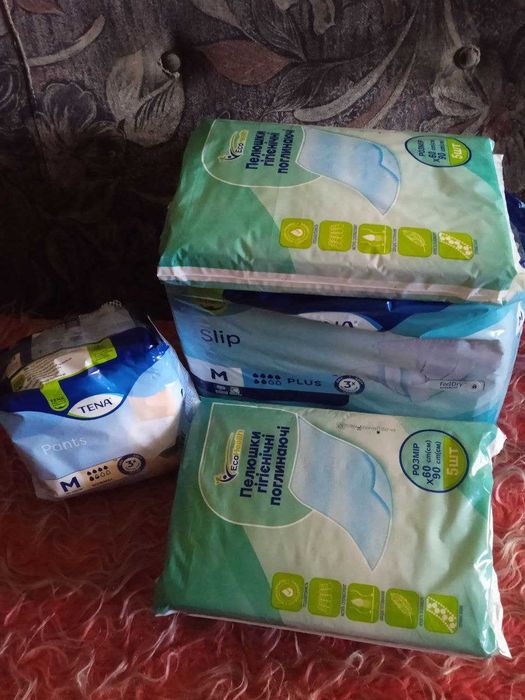 Одноразові пелюшки та підгузки  Tena