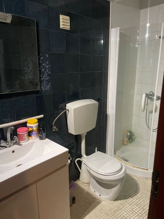 Alugo em Caldas da Rainha quarto com banho privativo perto ESAD para estudantes/professores a partir de maio