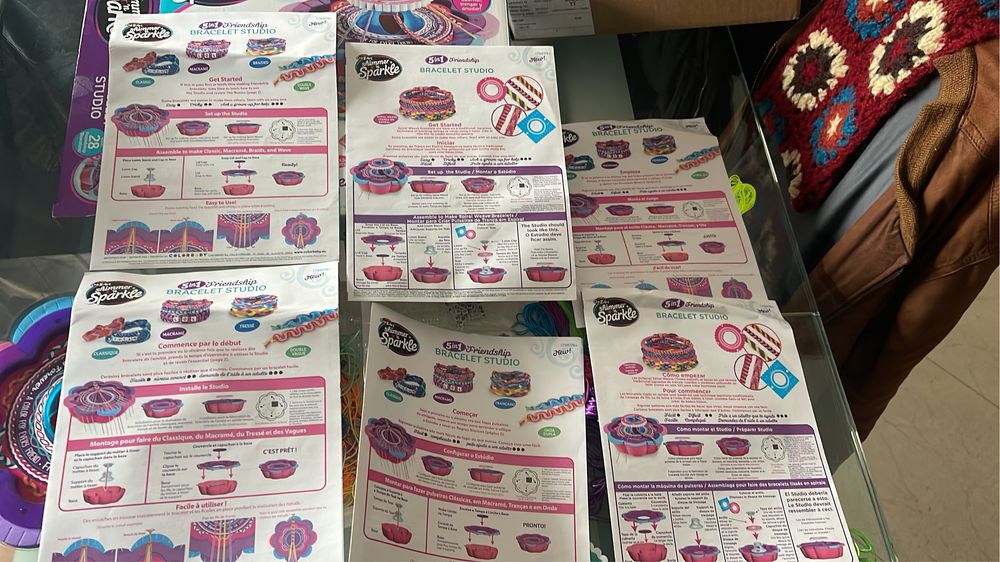 Crianca aprenda a dazer as duas pulseiras