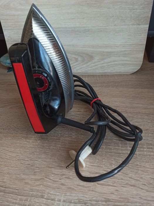 Утюг электрический.