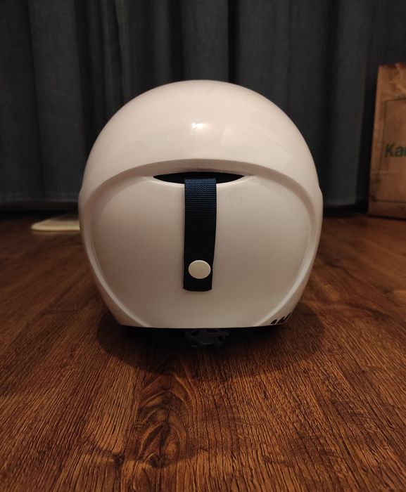 Biały kask narciarski