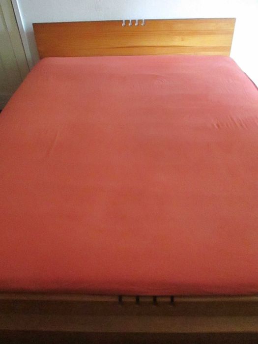 Cama de casal em madeira maciça, cor mel