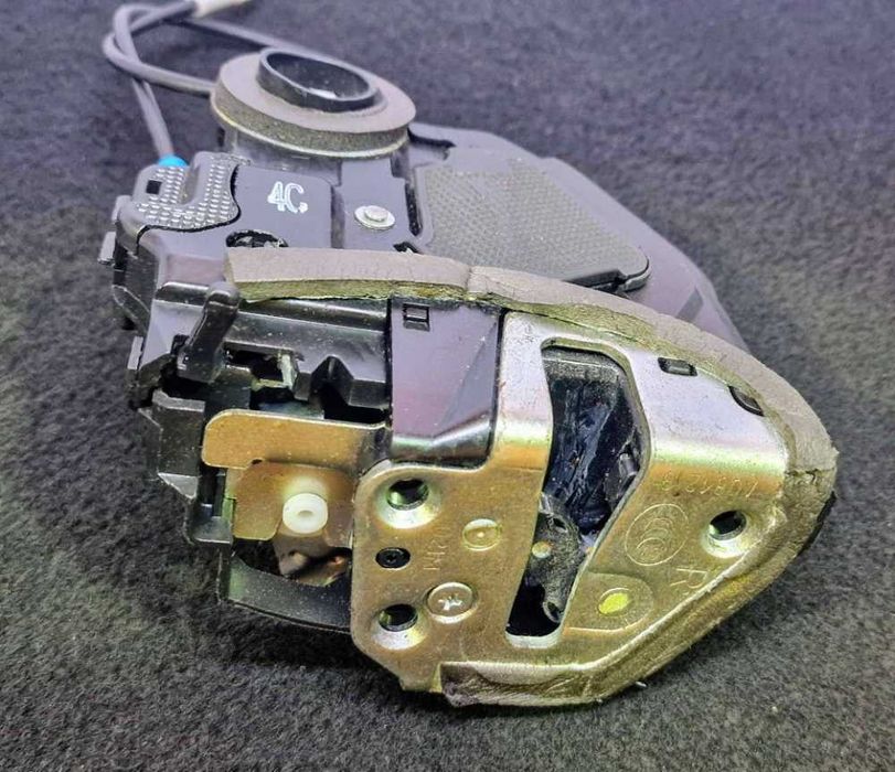 Fechadura / Fecho Porta Trás Direito A081219 - TOYOTA AURIS