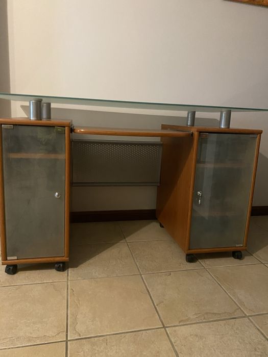 Secretaria para estudante com tampo em vidro fosco.