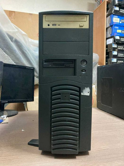 Дуже старий ретро комп'ютер з WINDOWS 98.