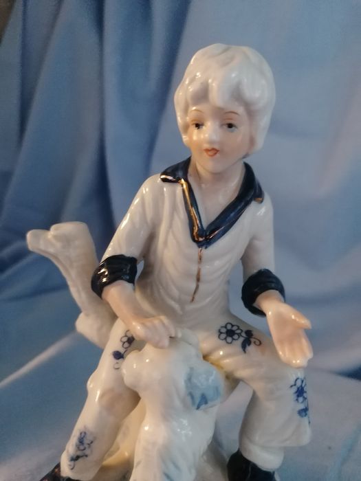 Piękna porcelanowa figurka chłopca z psem pies chłopiec