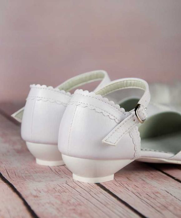 Buty komunijne dziewczęce białe balerinki zapinane z broszką 33