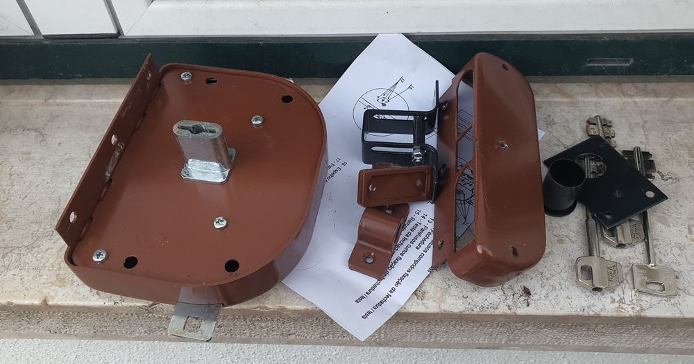 fechadura de sobrepor de segurança com trancas verticais