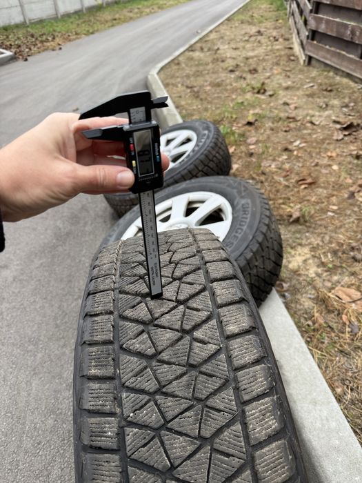 Bridgestone blizak dm-v2 235/65/17