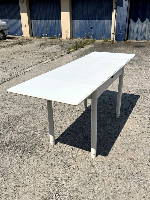 Conjunto mesa branca e duas cadeiras