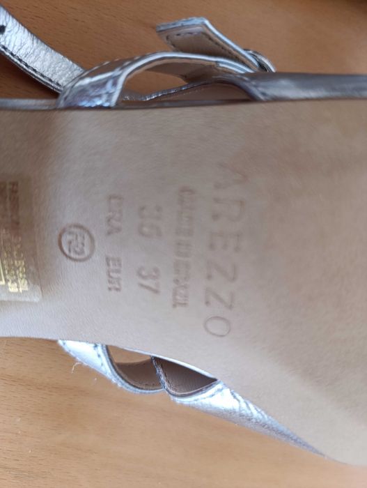 Sandálias Arezzo prateadas 37 m novas sem etiquetas. Nunca usadas.