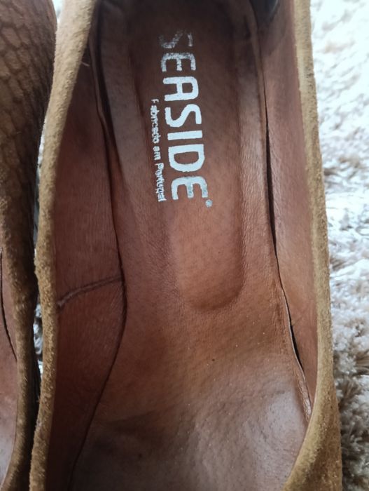 Sapatos elegantes em pele