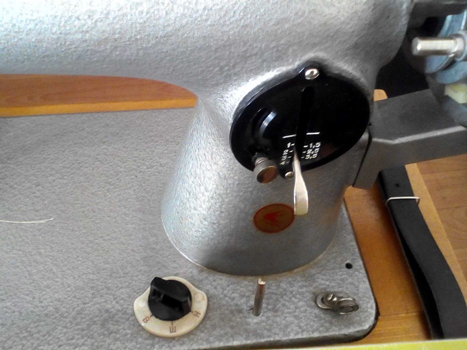 Ретро швейна машинка робоча