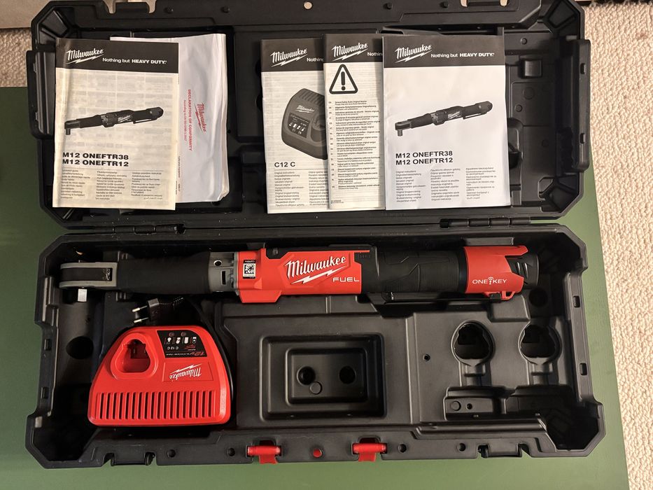 Ключ динамометричний електронний MILWAUKEE 1/2