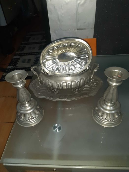 vendo  Conjunto de terrina e travessa com par-de-castiais lindos