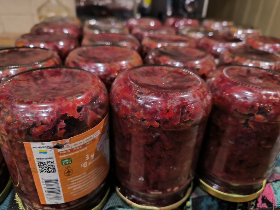 Продам домашню консервацію.Огіркі,помідори різні салати.Аджика.Варення