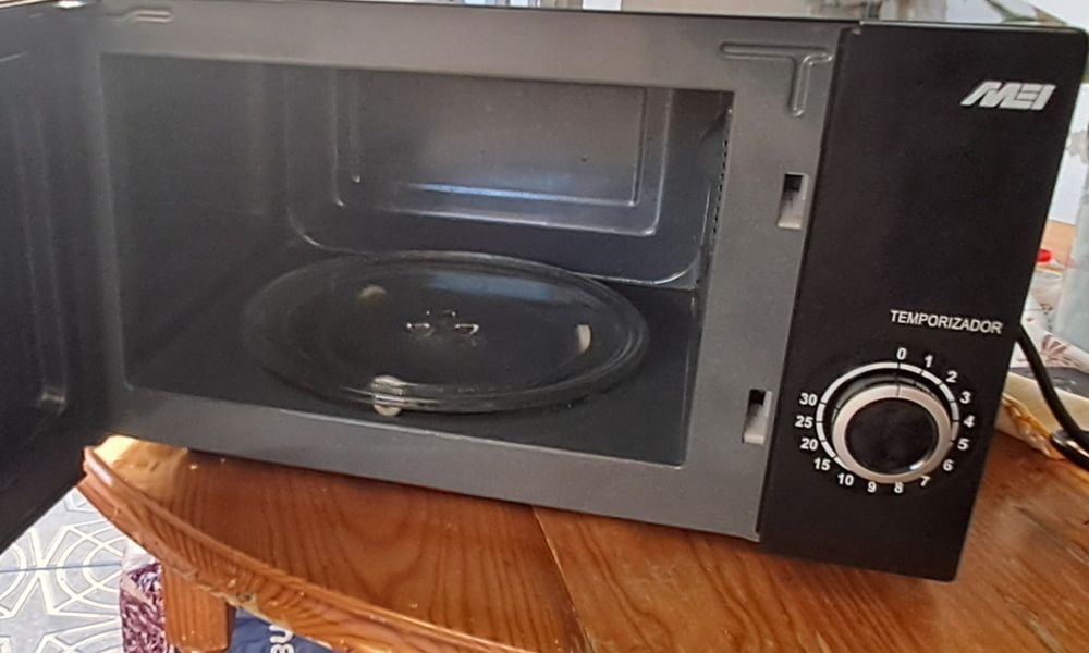 Microondas MEI (modelo MW 1828 P).