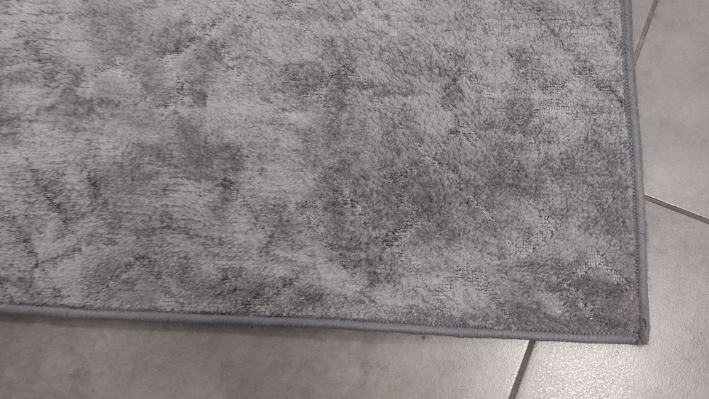 Sprzedam duzą wykładzinę 380x270 cm.