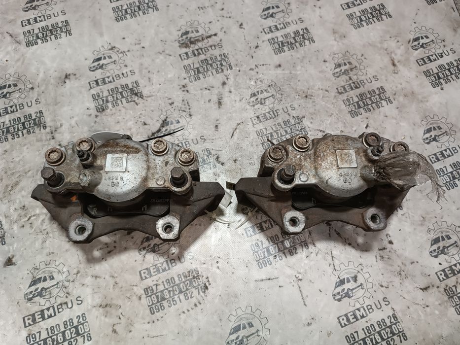 Супорт передній лівий правий MB E Class W212 Мерседес Суппорт