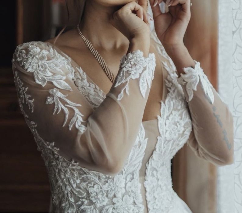 Suknia Ślubna | litera A | błyszcząca | długi rękaw