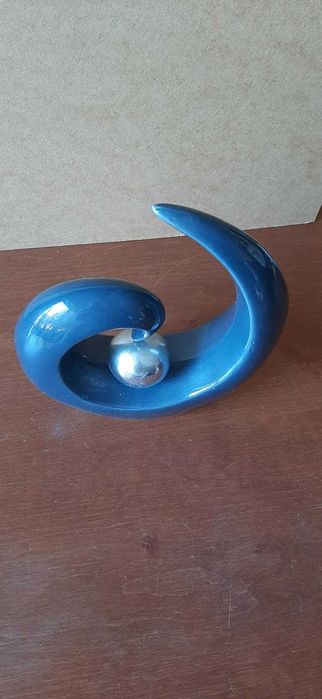 Ozdoba dekoracja rzeźba ceramiczna abstrakcja granatowa, srebrna kula