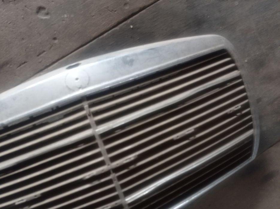Решітка / решотка радіатора мерседес 123