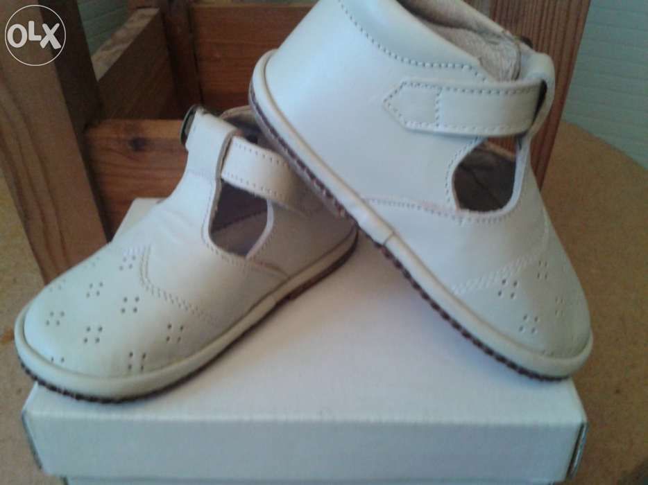 Venda de sapatos e fitas de cabelo