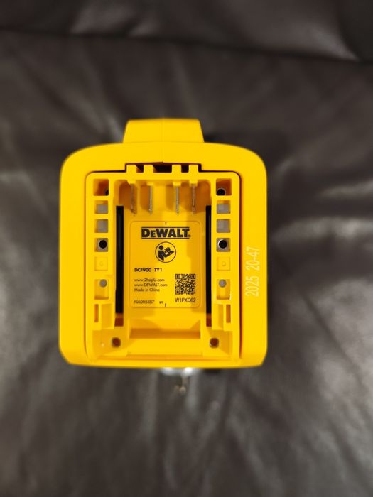 Акумуляторний ударний гайковерт DeWalt DCF900N