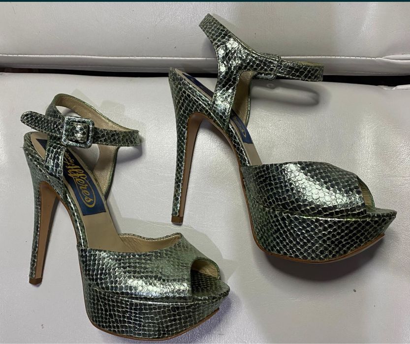 Sandalias roxas e sandalias verdes