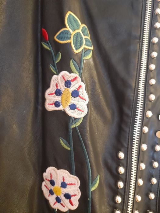 Casaco preto com flores bordadas