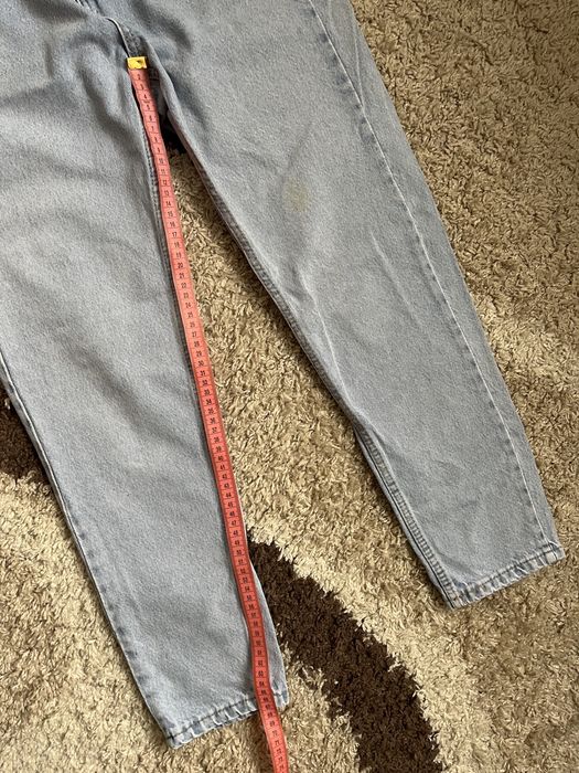 Джинси з заводськими вирізами на карманах mom