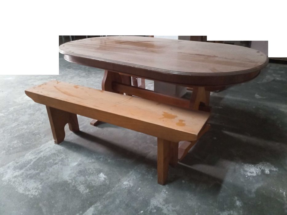 Mesa oval + bancos corridos