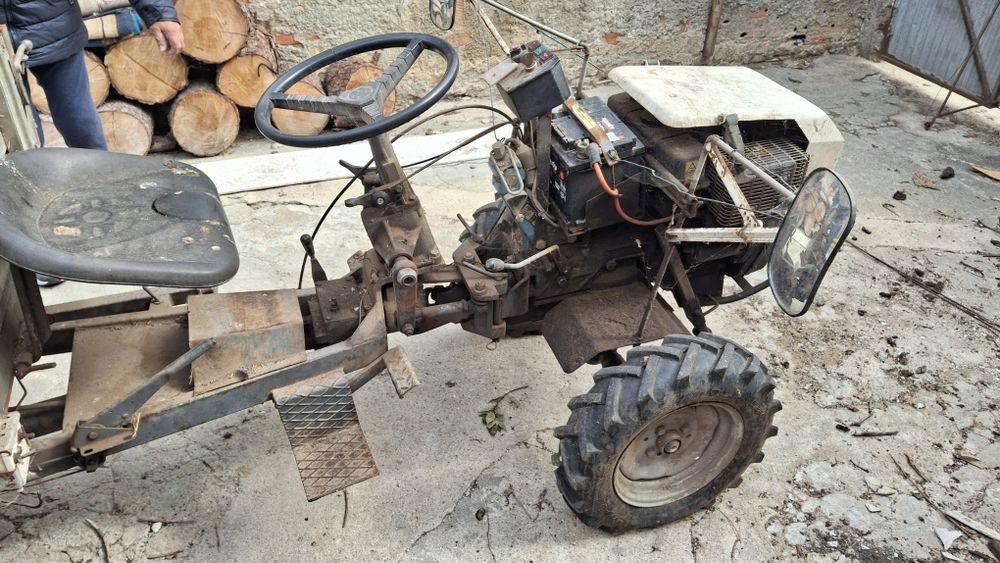 Motocultivador com reboque motor lombardini