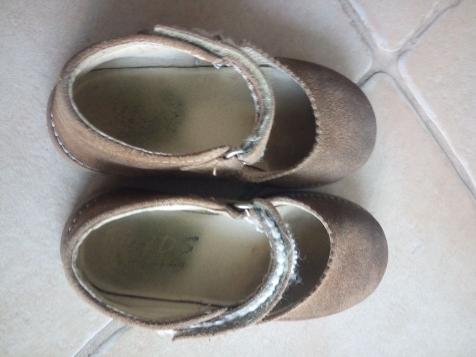 Sapatos de menina em Carneira