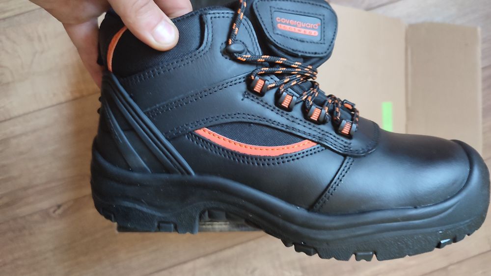 Фірмові шкіряні черевики, осінні кросівки! Розмір 41! 270 мм.