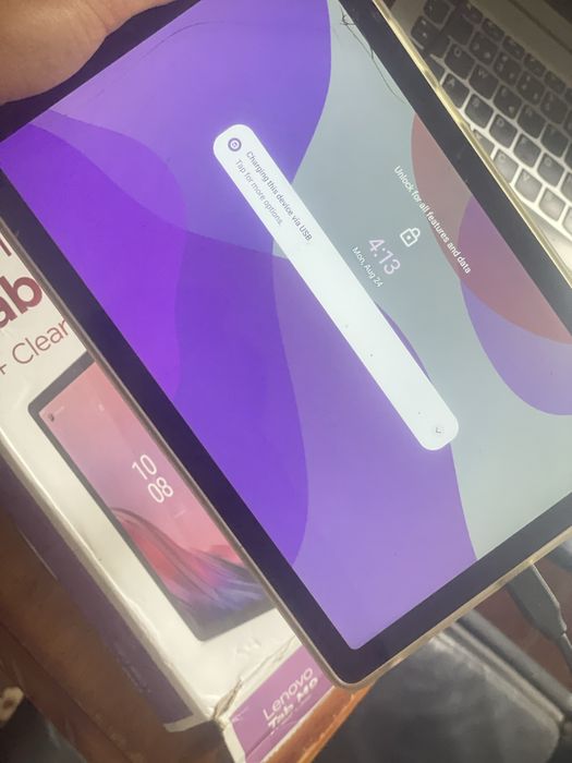 Tablet lenovo m9 na caixa com capa de suporte