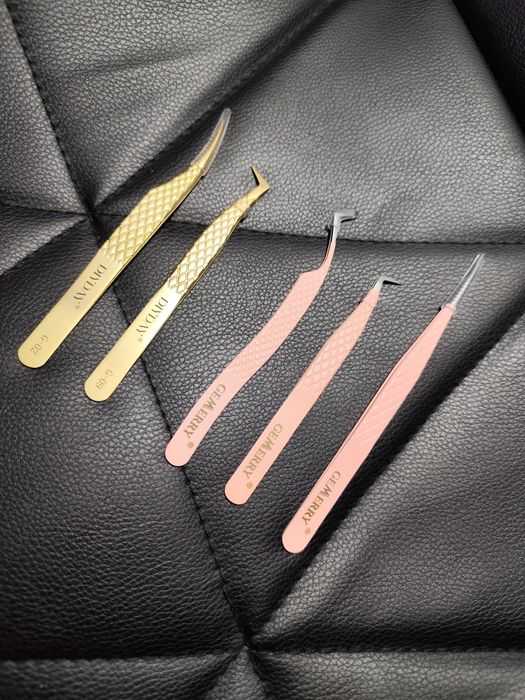 Пинцеты для наращивания ресниц.