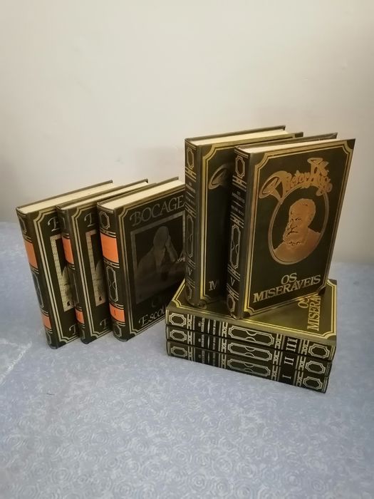 Vendo livros de Vítor Hugo e Bocage